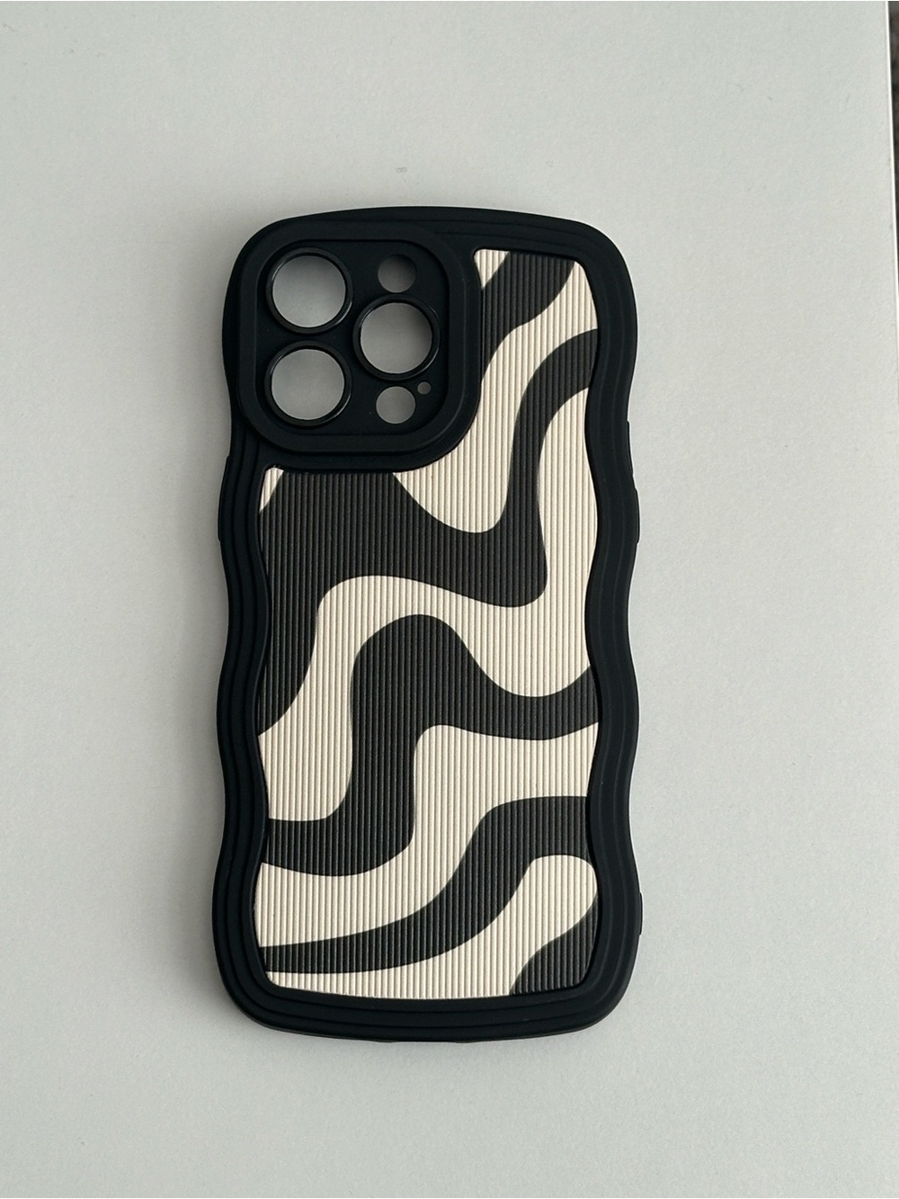 Black & Cream Wavy Pattern —14 Pro Max
